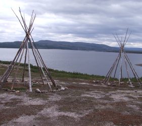 Tipis au bord de l'eau